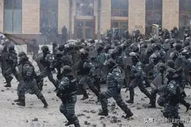 特种部队被逼下跪，夜晚集体叛逃至邻国，普京拍手叫好图片