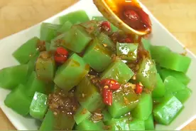 黄瓜皮别再扔了，往锅里一放一搅，Q弹又爽滑，热天我家一周吃3次图片