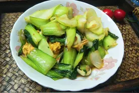 炒油菜时，怎样才能又翠又绿？教你1招，油菜清脆好吃图片