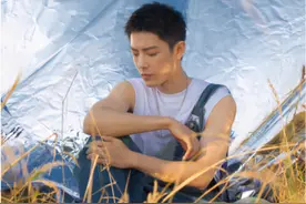 娱乐圈打工仔肖战日常搬砖，肌肉线条明显，奶战变硬汉图片