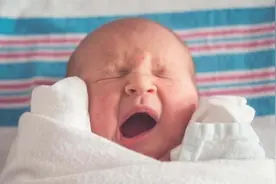 七个月宝宝被哄成“脑瘫”，这些常见的哄娃方式，家长们做过几个图片