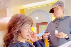 65岁刘晓庆近照像戴面具，紧身衣凸显好身材，化妆累眼里似含泪图片