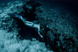 卡梅隆导演潜入马里亚纳海沟，为何在10929米停住了？看拍到了啥图片