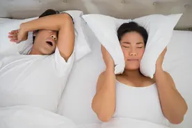 如何跟打呼的人一起睡觉？转给你的枕边人图片