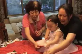 女儿百日宴“抓周”，一把抓住“饱腹之物”，宝妈羞愧：真没脸看图片
