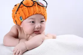 “吃手”和“不吃手”的婴儿，长大后差距明显，新手爸妈要知道图片