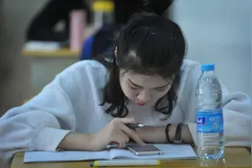 孩子在大学有没有谈恋爱？从这5个表现就能看出来，家长们要重视图片