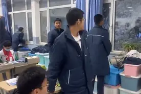 有仇报仇！河北一班主任带学生们“逃”自习课，偷偷去操场打雪仗图片
