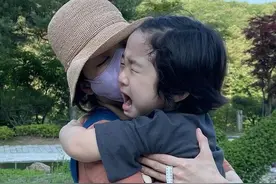 蔡琳带娃外出度假，安抚大哭的儿子眼神疲惫，当单身妈妈很辛苦图片