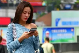 街拍：才貌双冠的小姐姐，一件蓝色斜肩上衣配黑色短裙，时尚优雅图片