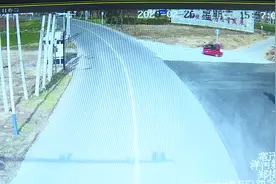 胡闹！一家人集体“郊游”12岁哥哥开三轮车带9岁弟弟“逛马路”图片