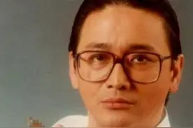 70岁曹查理罕见露面，满脸青筋发际线后移，还自称是大帅哥图片
