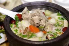 炖羊肉汤时，香料用不着放太多，只放这3样就够了，别再做错图片