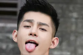 穿着唐装的00后小哥哥，五官清秀，到底长得好看的男生穿什么都帅图片