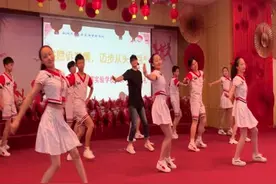 为实现毕业生的愿望，杭州这位初中校长在毕业典礼上跳了一支舞图片