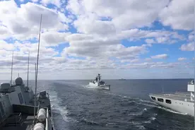 中俄10艘军舰横穿津轻海峡，离日本海岸不足12海里，或将绕行一周图片