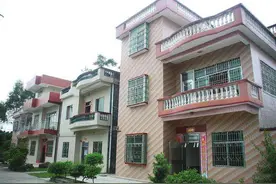 农村邻里关系恶化的“导火索”，邻居房子比自家高，如何解决图片