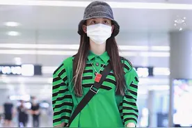 锦鲤女孩杨超越素颜现身机场，穿搭时尚大胆，吸睛十足图片