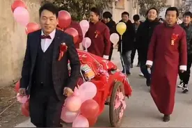 新郎用板车将新娘拉回家，没要一分彩礼！新娘：就图他对我好图片
