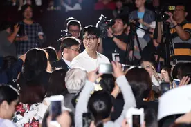 央视起底吴某凡背后的疯狂饭圈：操控者利用粉丝反向圈钱，收割利益图片
