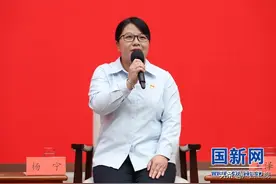 广西姑娘杨宁亮相中宣部中外记者见面会：要把大苗山“宝贝”远销外地，村民生活一定会越来越美好图片