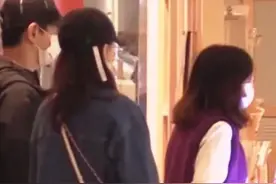 刘诗诗吴奇隆深夜牵手逛商场，打扮低调，遇美食却走不动道图片