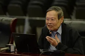 杨振宁回国赴宴，初见岳父时称其先生，一旁的总理反驳：叫岳父图片