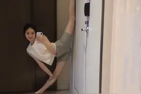 00后谋女郎曝光！穿短裤秀一字马不算啥，弹钢琴背影更凸显好身材图片