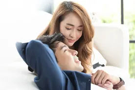 离婚两年半，找到真爱领证前一晚，前夫找上门说：我们能和好么图片