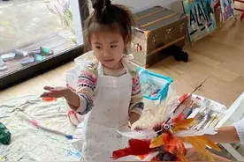 王诗龄画被卖到12万！看到陈冠希女儿的画，网友直呼：天赋更高图片