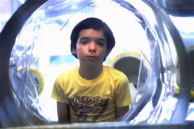 美国“泡泡男孩”：12岁才走出隔离罩，死亡前第一次触摸到了妈妈图片