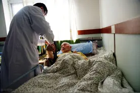 65岁老人雇佣46岁男住家保姆，老人：保姆太折腾了，赶紧辞退图片