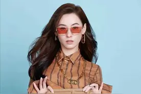 张柏芝又美出新高度，穿露脐装配肉色丝袜，这身材太迷人了图片