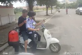 一男子心中烦闷饮酒醉卧路边 路管员热心开导救助护送回家图片