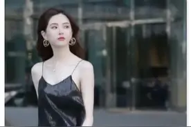 时尚街拍美女:小白鞋搭配黑色肚兜，白嫩的皮肤堪比明星。图片