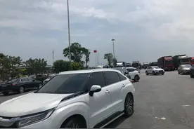 沈阳到长春高速公路，开原段的服务区开放，车辆特别多图片