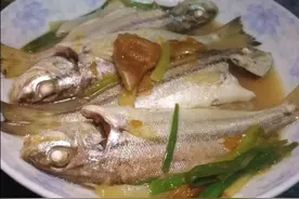 这种海鱼怎么煮，学学潮汕人的做法，两粒酸梅即可煮出好味道图片