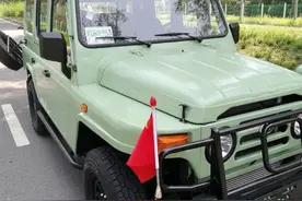 全新北汽212：双色车身+2.8T，落地10万，比吉姆尼帅气图片