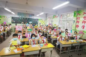 浓浓尊师意 款款敬师情——邯郸日报社小记者站学校开展庆祝教师节活动图片