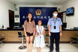 平南城区：小女孩螺蛳粉店遗失手机 民警帮忙找回图片