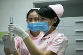 爸爸感冒打吊瓶，女儿哭得天昏地暗，宝爸：我觉得我还能抢救一下图片