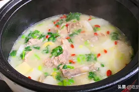 炖羊肉汤时，可别只会加香料，饭馆都这样做，肉嫩汤白没有腥膻味图片