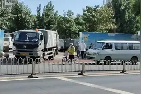 小区门口就是垃圾场，怎样才能不扰民？图片