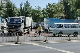 小区门口就是垃圾场，怎样才能不扰民？图片