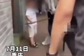 男孩景区持木棍挨个打人 被打游客：家长知道 但不管图片