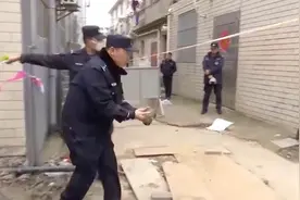 江苏泰兴市居民区挖出军用炮弹 警方安全引爆排险图片