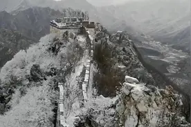 航拍雪中的北京箭扣长城，银装素裹巍峨震撼图片