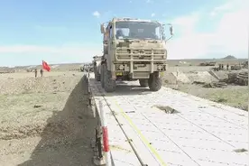 硬核！新疆军区某工兵团桥梁连仅18分钟将40米天堑变通途图片