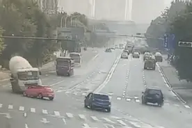 路遇大货车视野盲区不要惊慌，记住这几点避开危险图片