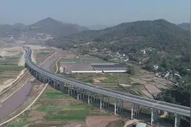 历时4年！云南南景高速公路分段建成试通车图片